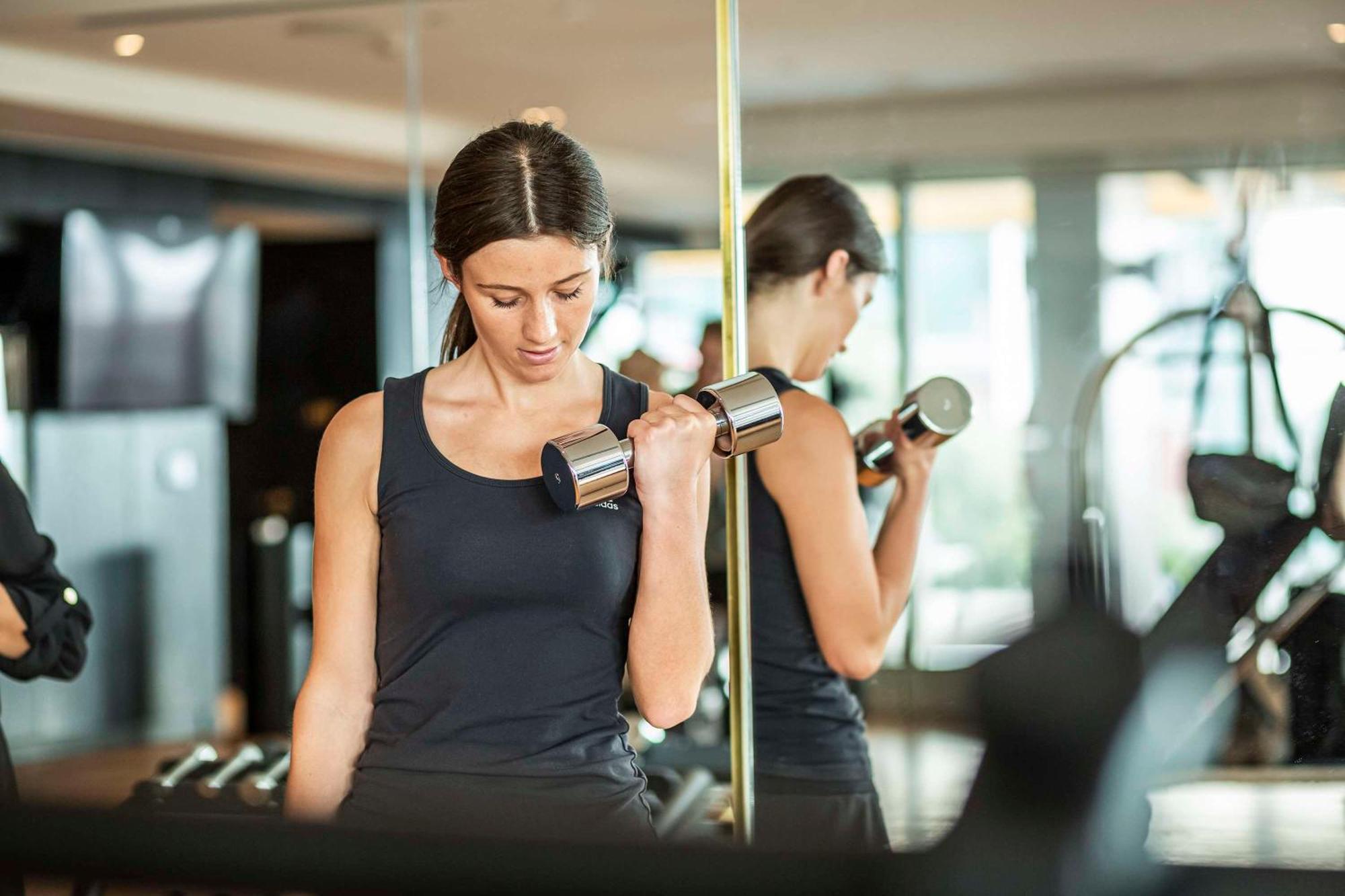 Park Hyatt Auckland Hotel Exterior photo A woman lifting weights